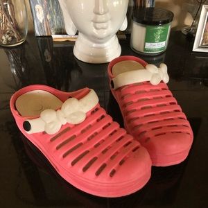 🤗3-25 Salmon shoes like Crocs not Crocs though